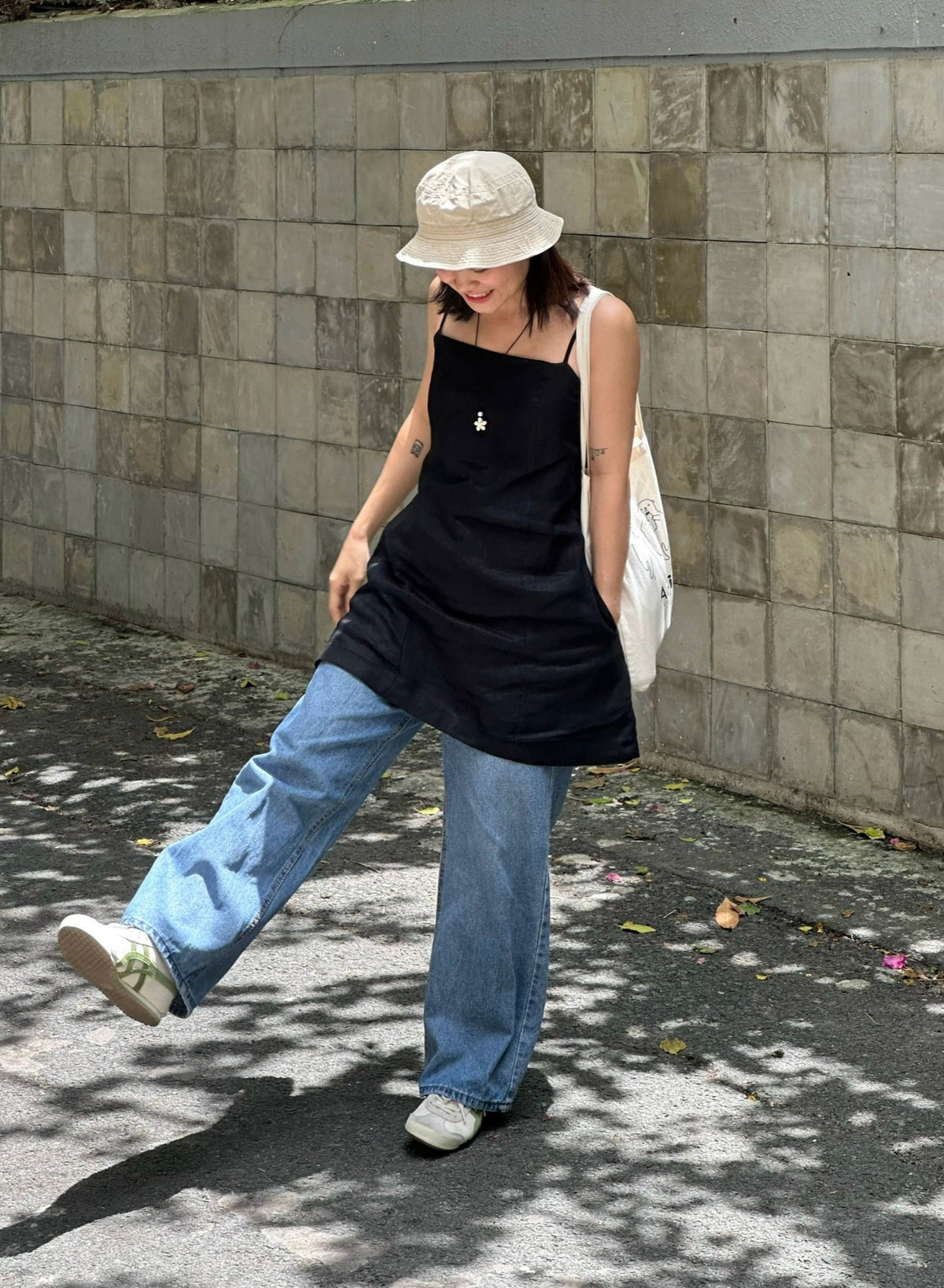 mini dress with a relaxed fit and side pockets in black linen